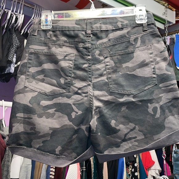 Camo print shorts size 4 pockets in front denim style NWOT - Picture 5 of 6